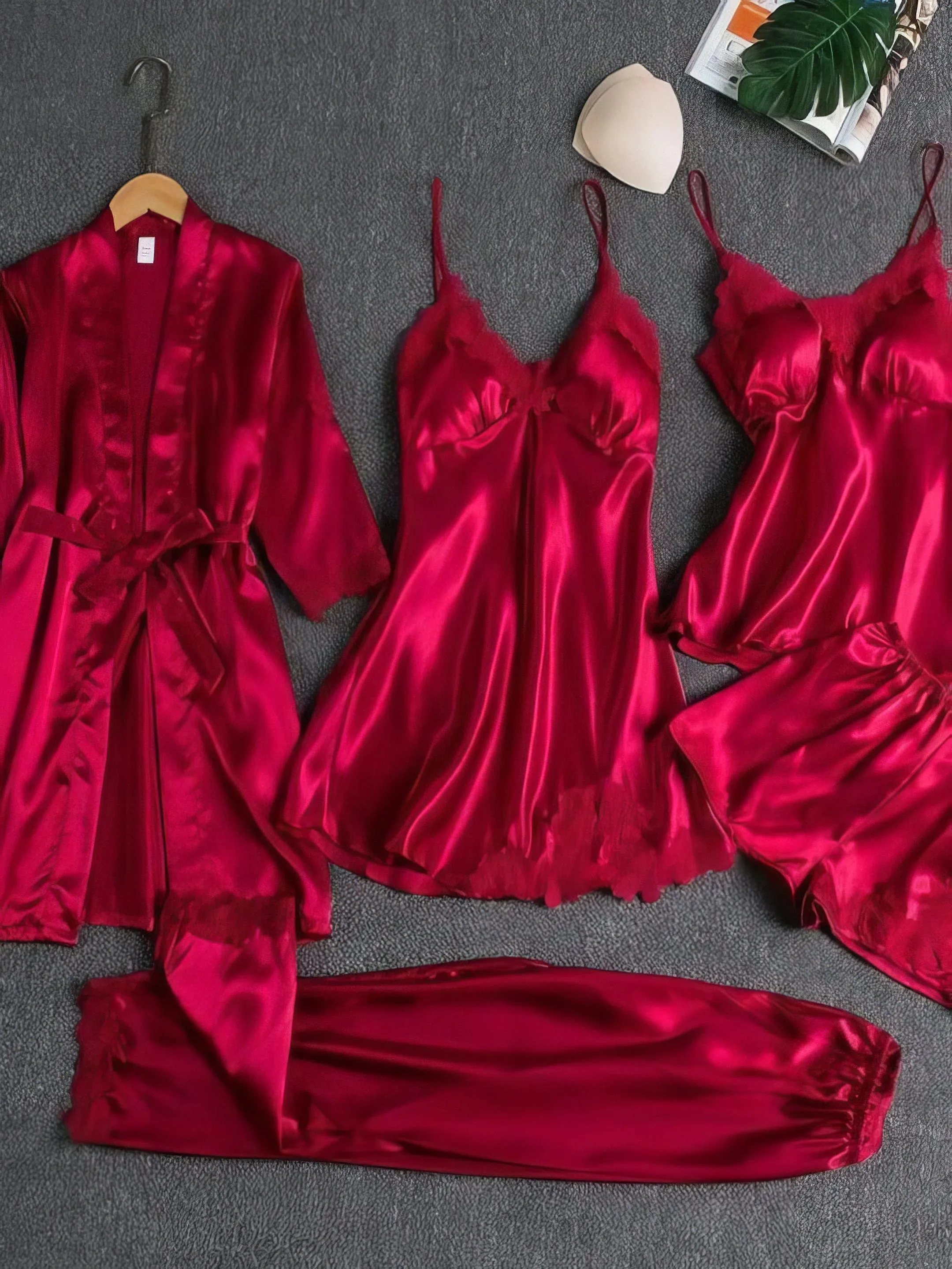 5-Piece Pajama Set: Luxurious Satin, Elegant Lace
