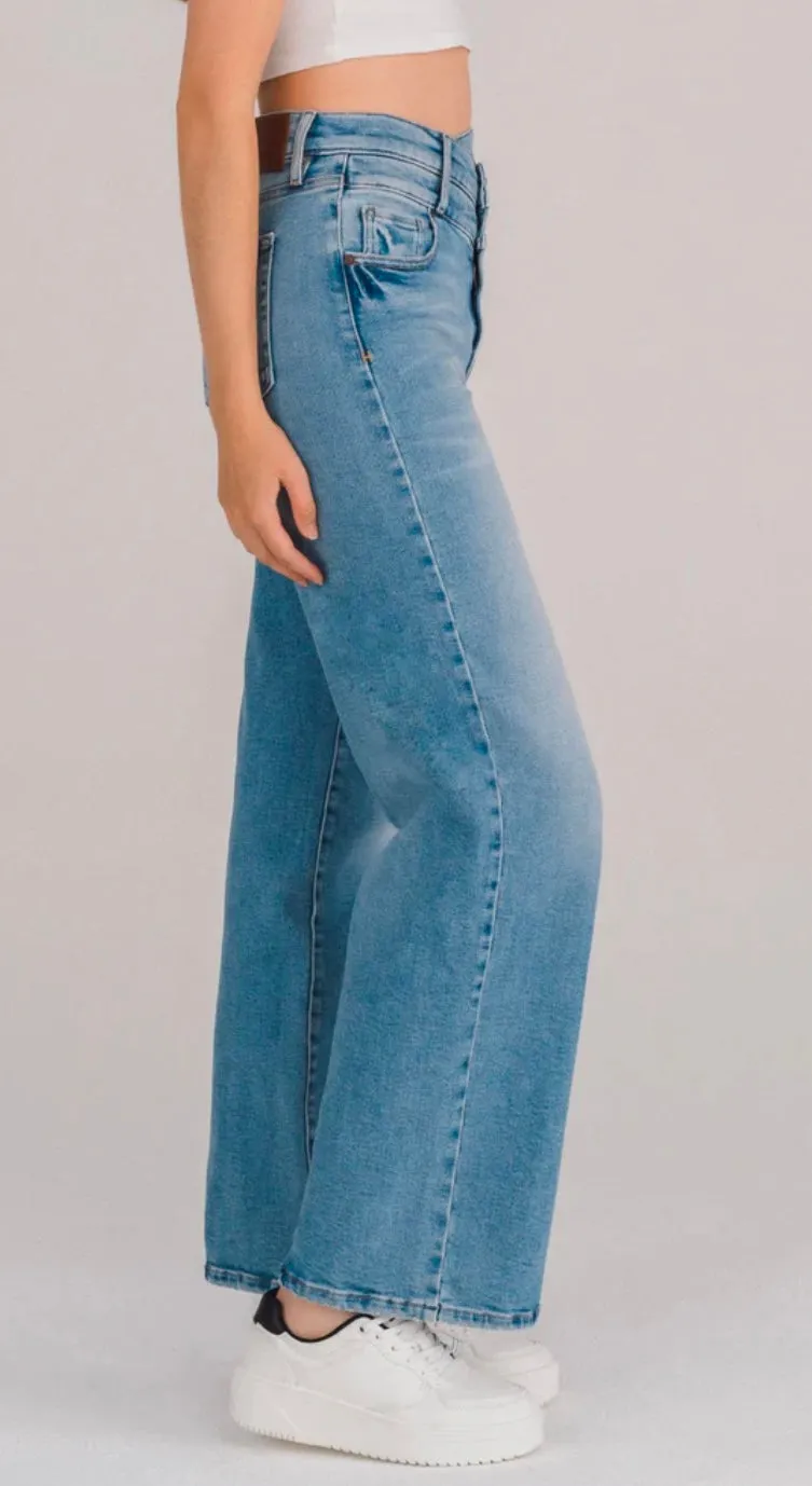 LOGAN] MEDIUM LIGHT DOUBLE CROSS OVER WAISTBAND STRETCH DAD JEAN