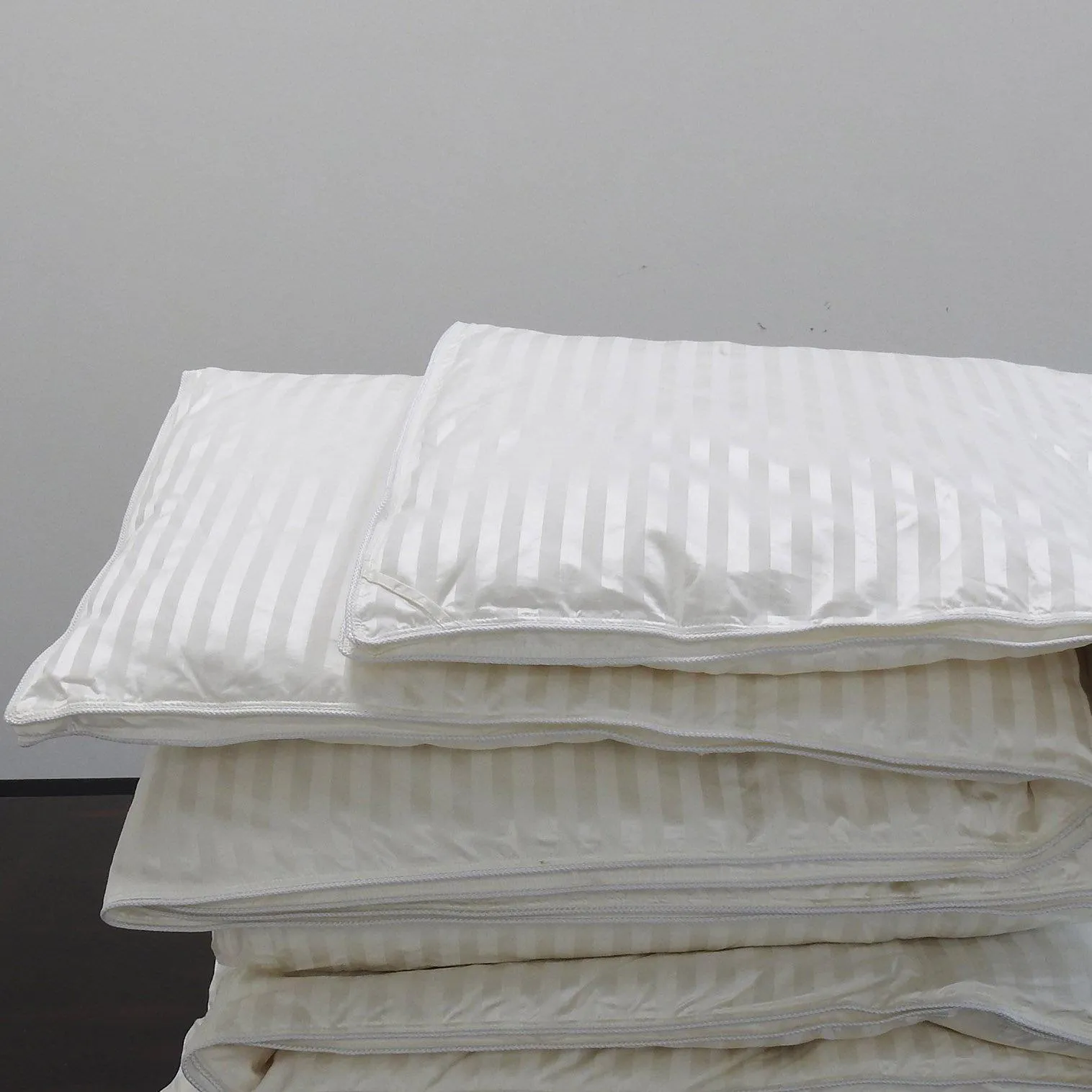 Luxurious Silk 900 Goose Down Comforter