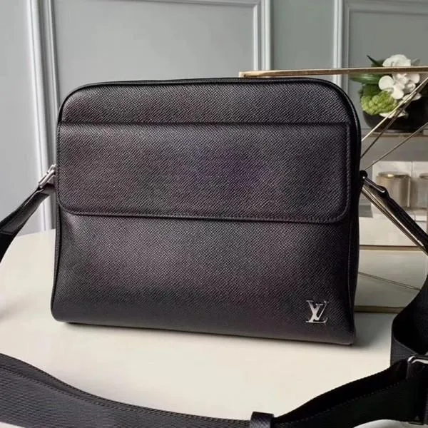 Men&#8217;s Alex Messenger Pm Shoulder Bag M30260 Black 2019 Collection