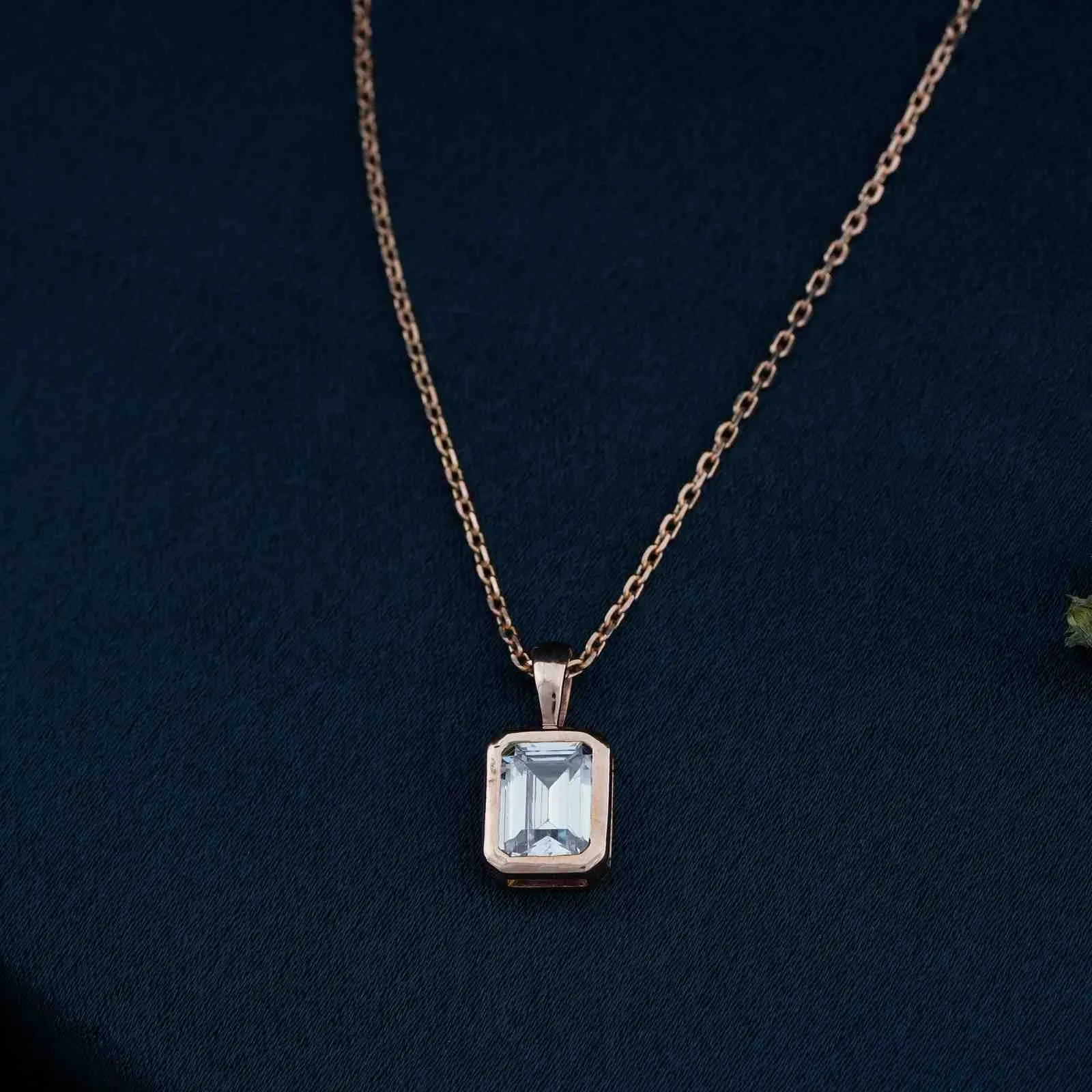 Rose Gold Luxurious Emerald Solitaire Pendant