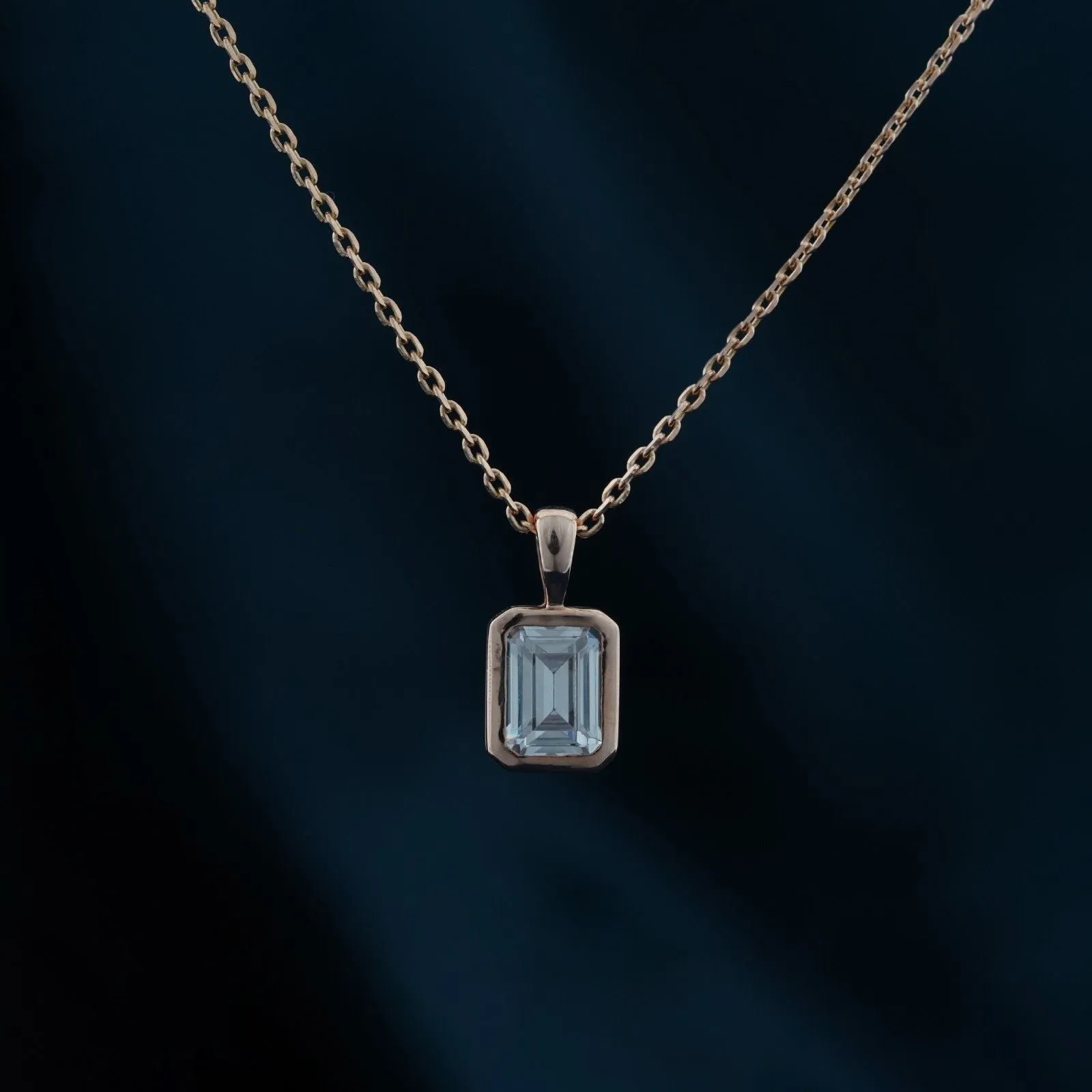 Rose Gold Luxurious Emerald Solitaire Pendant