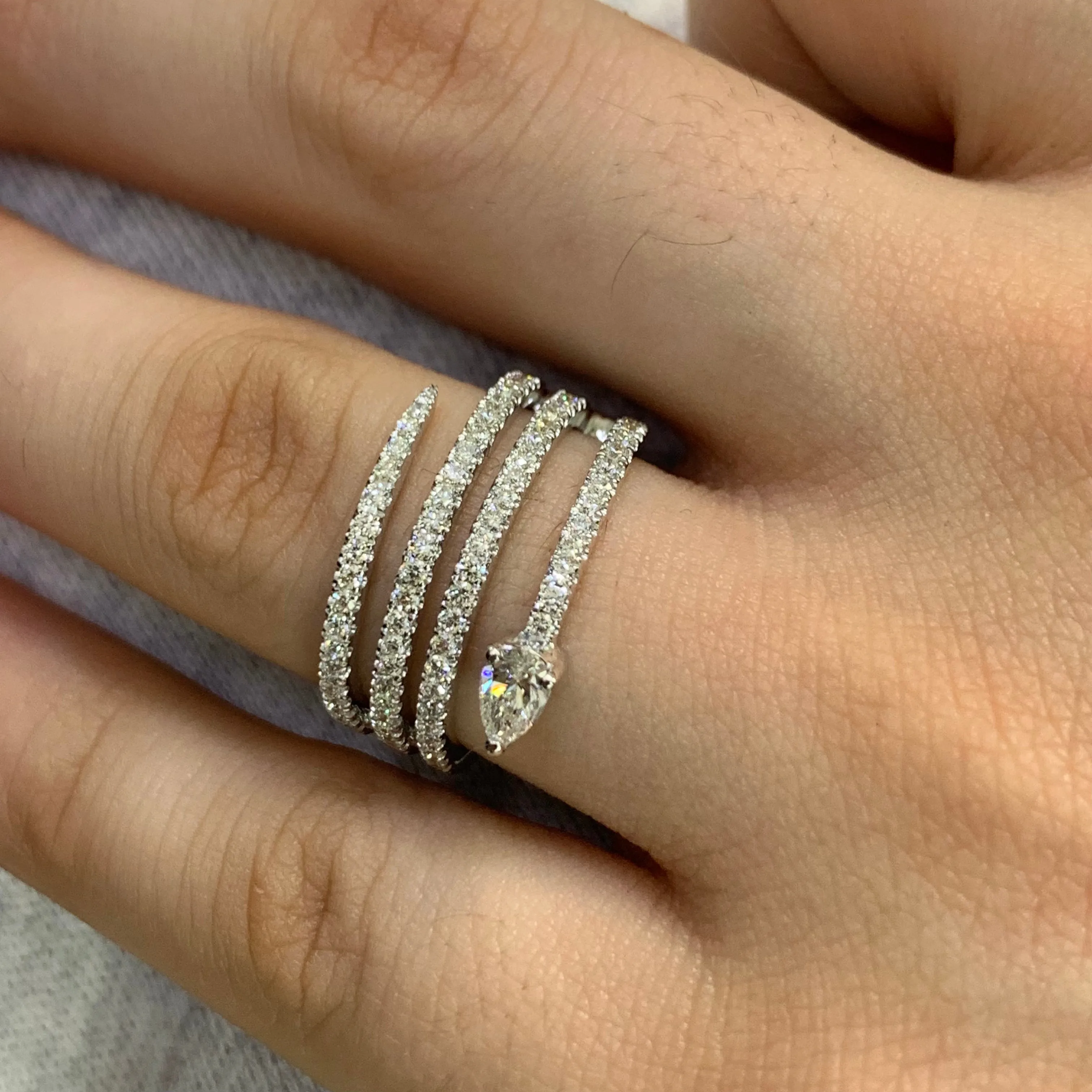 VVS/vs high clarity diamonds set in a 18k White Gold and VVS Diamond Snake Ring